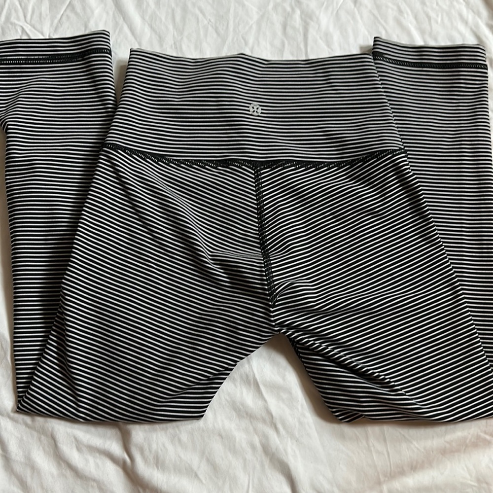 Lululemon size 4 25” Wunder Train high rise tight.